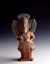 Præcolumbiansk kunst, mayacivilisationen, den senklassiske periode: antropomorf lerstatuette, der forestiller en stående figur og fungerer som musikinstrument. Fra Nebaj, Quiché, Guatemala. Mål: 21 x 11 cm. Guatemala, Nationalmuseet for Arkæologi og