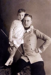 Prins William af Hohenzollern (1882-1951) alias kronprins, søn af kejser William II, med sin ældste søn, også kaldet Wilhelm, fotografi af Selle und Kuntze