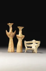 Psi-type kvindelig idol, Tau-type kvindelig idol og model af en trone, 1400-1200 f.Kr.