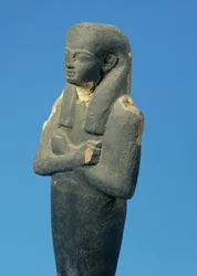 Ptah-Sokar-Osiris figur med tredelt paryk og krydsede arme, egyptisk, 21.-22. dynasti, ca. 900 f.Kr. (træ) (detalje af 83306)