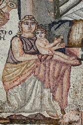 Repræsentation af den nyfødte Achilleus med hans sygeplejerske, Anatrophe - Detalje fra panelet, der repræsenterer det første bad af Achilleus - Paphos Mosaics, thesus villa 5. århundrede e.Kr. - Cypern - Achilles nouveau ne avec sa nourrice, Anatrophe - D