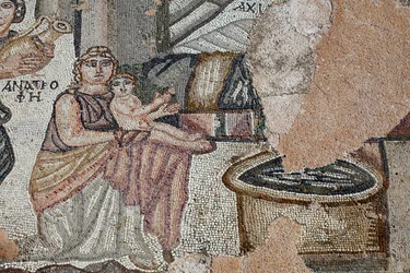 Repræsentation af den nyfødte Achilleus med hans sygeplejerske Anatrophe og Ambrosia, symbol på gudernes mad og udødelighed, der bringer vand i en gylden krukke - Detalje fra panelet, der repræsenterer det første bad af Achilleus - Paphos Mosaics, Villa of