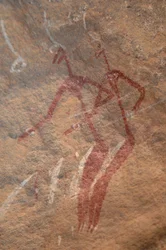 Klippekunst, forhistorie: Klippemaleri af to longiline-figurer i et udsmykket husly i Uweinat-bjergene, Sudan. Periode fra 8000 til 3000 år f.Kr. Fotografering