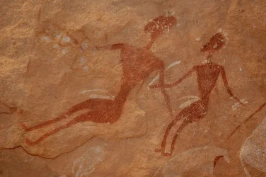 Klippekunst, forhistorie: Detalje af et klippemaleri af to karakterer i et udsmykket husly i Uweinat-massivet, Egypten. (Periode fra 8000 til 3000 år f.Kr.). Fotografering