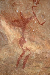 Klippekunst, forhistorie: Maleri af en karakter (bueskytte) i et udsmykket husly, i Uweinat-massivet, Sudan (Karkur-Talh eller Karkur Talh). Periode fra 8000 til 3000 år f.Kr. Fotografering