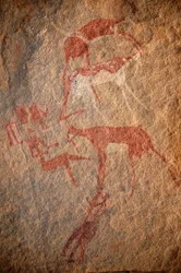Klippekunst, forhistorie: Klippemaleri af figurer, kvæg og "guerbas" (skind) i et udsmykket husly i Uweinat-massivet, Sudan. Periode fra 8000 til 3000 år f.Kr. Fotografering