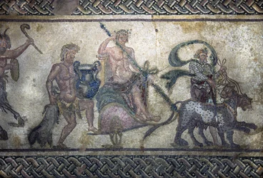 Romersk kunst: Dionysos triumf (Bacchus, Bacco). Guden klatrede på en tank i midten. Den bærer en laurbærkrans og holder en thyrse (lanse omgivet af efeu med en fyrrekogle for enden). To pantere rykker frem foran ham. Bag tanken, en