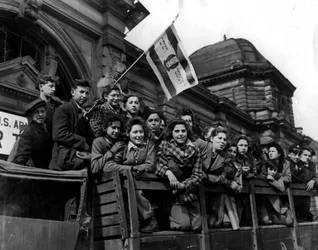 Anden (anden) verdenskrig (1939-1945) - Anden verdenskrig (2. verdenskrig eller anden verdenskrig): Tyskland begyndende 1946: En del af de 450 jødiske børn og unge, der overlevede fra dødslejre, for at blive transporteret til Marseille for at nå Palæstina.
