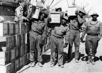 Anden Verdenskrig (1939-1945) - Mellemøsten april 1943: I en havn losser medlemmer af en havnebataljon af den amerikanske hær afroamerikanere af militært udstyr.
