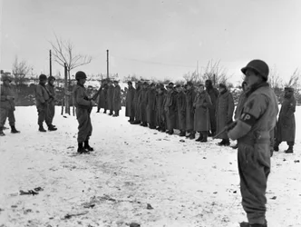 Anden Verdenskrig (1939-1945) - Anden Verdenskrig (WWII eller WW2): Nær Bastogne (Belgien) 28. december 1944: Tyske soldater taget til fange af 6. DB US