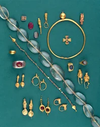 Udvalg af romerske, byzantinske og akamenidiske smykker, fra ca. 1000 f.Kr. til det 7. århundrede e.Kr. (guld, sølv, agat, rød jaspis, ben og glas)