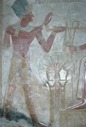 Seti I, der ofrer røgelse til Horus, Temple of Seti I, Egyptian New Kingdom, XIX. dynasti, ca. 1318 f.Kr. (polykromt relief)