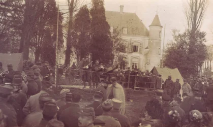 Show givet af soldater fra 94. R.I.- 1915