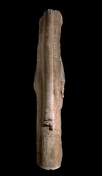 Statue af Min, udsigt til højre side (sten)