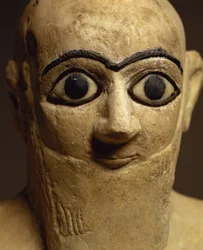 Statuette af embedsmanden eller stewarden Ebih-Il, der tilbeder gudinden Ishtar, detalje af hovedet, fra Mari, Mellem Eufrat, ca. 2500 f.Kr. (gips og lapis lazuli) (detaljer fra 93165)