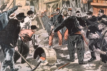 Kamp mellem bretonske grevister og ordensmagten på en byggeplads, Paris, begyndelsen af det 20. århundrede (stik)