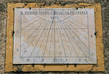 Solur, sidevæg af Maria Santissima Assunta-kirken, Palazzo Adriano, Sicilien, Italien