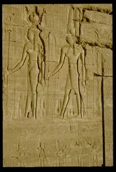 Nedsænket relief forestillende Hathor og Horus (foto)