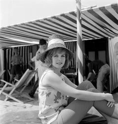 SKUESPILLEREN CARROLL BAKER PÅ VENICE LIDO BEACH (med klokkehat) - 1961