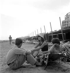 SKUESPILLEREN ELSA MARTINELLI PÅ VENICE LIDO BEACH - 1964
