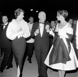 Skuespillerinden Lee Remick med instruktøren Otto Preminger og hans hustru Hope Bryce ved den internationale filmfestival på Venedigs Lido - 1959
