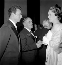 FILMKRITIKEREN GEORGES SADOUL MED SKUESPILLEREN OG POPSSANGEREN YVES MONTAND OG BEGUM JEANNE ANDRE AF AIX LES BAINS I CANNES - 1954