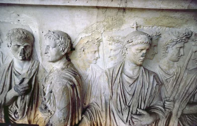 Den bagerste facade, detalje af antik reliefdekoration (nogle stykker fra Ara Pacis af Augustus) forestillende en gruppe romerske borgere (sten)