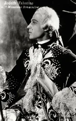 Den berømte stumfilmskuespiller Rodolfo Valentino i et kunstfærdigt scenekostume i 1700-tals stil til filmen 