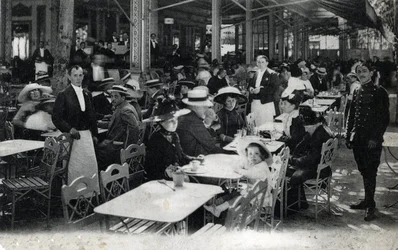 Kurturisme: udsigt over en restaurant i Vichy og dens klientel af kurister, Allier 1905 ca. (kurturisme: restaurant i Vichy, Frankrig