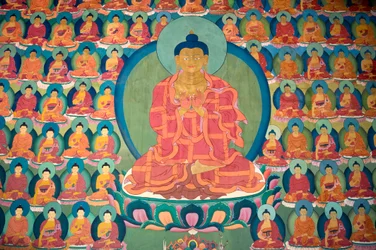 tibetansk buddhisme; vægmaling; meditere Buddha; mange små Buddhaer; Chemre Gompa Kloster; Chemrey; Ladakh-regionen; Jammu og Kashmir; Indien; Syd Asien; Asien