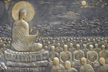 Tinh Xa Ngoc Chau buddhistiske tempel, Buddhas liv, Siddhartha Gautama, Buddha med disciple, undervisning, Buddha formanede sine første tres Arahant-disciple til at gå frem i forskellige retninger for at prædike doktrinen,   Chau Doc, Vietnam, 2018 (pho