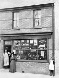 Storbritannien: A Cobblers Shop - c1903