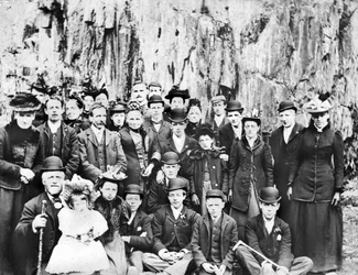 Storbritannien: En gruppe mennesker på udflugt. c1910
