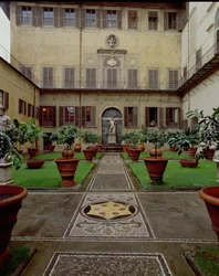 Udsigt over den murede have med mosaikbelægning dekoreret med Medici-våbenskjoldet (foto)