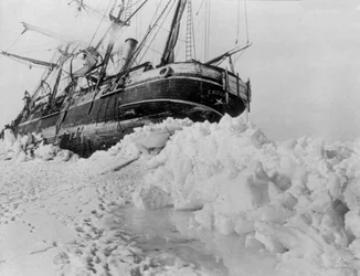Imperial Trans-Antarctic Expedition: Endurance sidder fast i en isflage, ca. 1914-17 (foto)