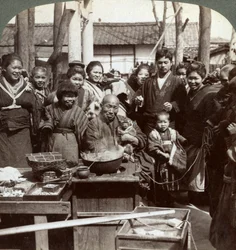 En gadekunstner med en abe, der morer publikum, Kobe, Japan, 1896.