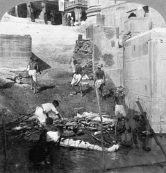 Badning og brænding af hinduistiske døde, Benares Varanasi, Indien 1903.