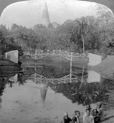 Fæstningshaverne og Shwedagon-pagoden, Rangoon, Burma, ca. 1900.