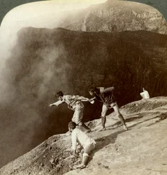 Giver gennem svovlholdige dampe ind i kraterets dybder, Aso-San, Japan, 1904