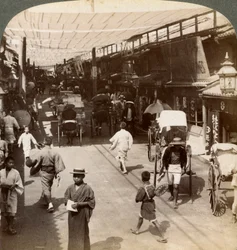 Midsommertrafik under markiserne af Shijo Bashidori, en travl færdselsåre i Kyoto, Japan, 1904