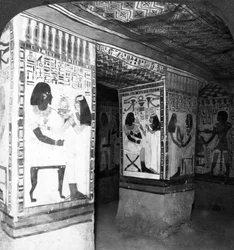 Malet gravkammer hugget i klippen på klipperne ved Theben, Egypten, 1905.