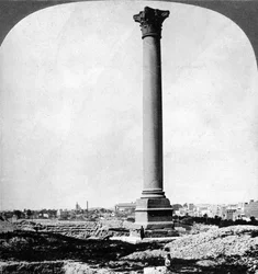 Pompeys-søjlen, sømændenes vartegn og det moderne Alexandria, Egypten, 1905.