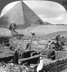 Ruinerne af granittemplet, sfinksen og den store pyramide, Egypten, 1905.