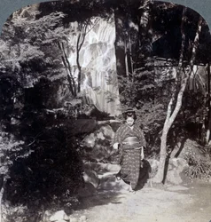 Sprøjtende vand fra et vandfald ved Yumoto, Japan, 1904.