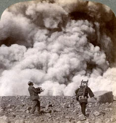 Pludselig vulkansk eksplosion i krateret på Mount Asama Asamayama, Japan, 1904.