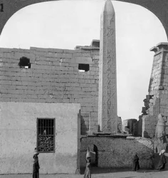 Obelisken af Rameses II og foran Luxor-templet, Theben, Egypten, 1905.