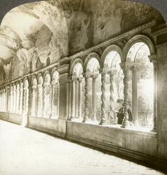 Snoede søjler i klosteret, Basilica of St Paul uden for murene, Rom, Italien.
