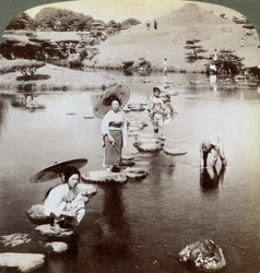 Kvinder krydser søen på trædesten, Suizen-ji Garden, Kumamoto, Japan, 1904.