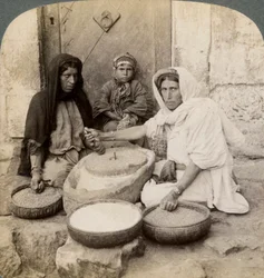 Kvinder maler ved møllen, Palæstina, 1900.
