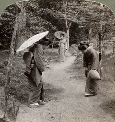 Kvinder i Kinkaku-ji-templets have, Kyoto, Japan, 1904.